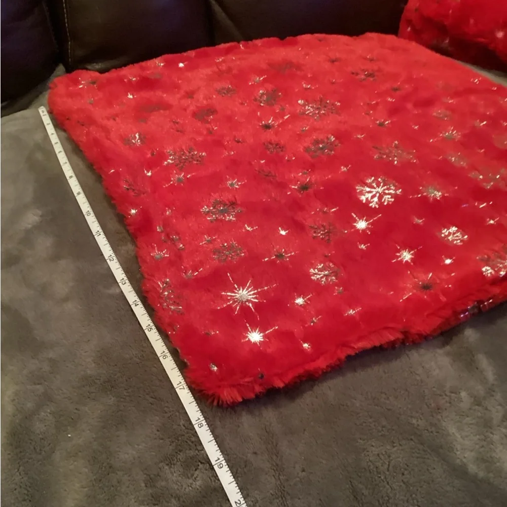 NWOT Pair of Red & Gold Square Holiday Pillow Covers. Size:18x18.